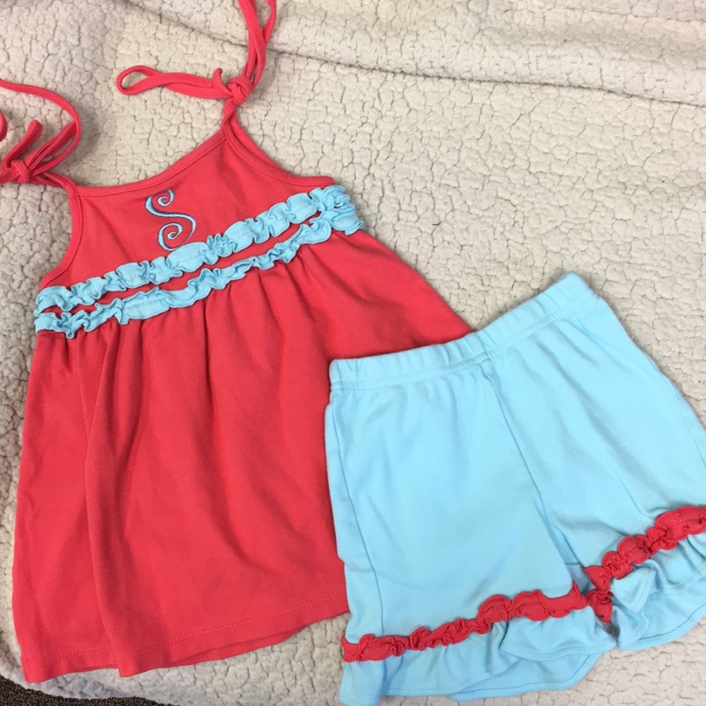 Coral and blue outfit with S monogram